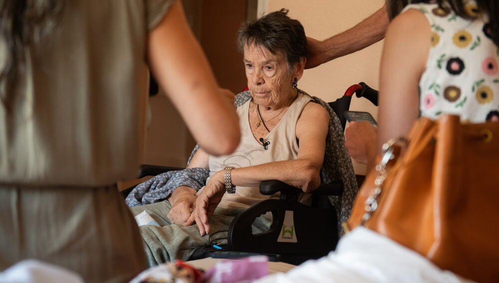 Maricarmen minutos antes de ser desahuciada, a 23 de septiembre de 2026, en Madrid (Espa&ntilde;a). Maricarmen, una vecina de 87 a&ntilde;os del barrio madrile&ntilde;o de Retiro, se enfrenta este mi&eacute;rcoles d&iacute;a 23 a un cuarto y definitivo intento de desahucio de la casa donde ha vivido durante m&aacute;s de siete d&eacute;cadas, en el n&uacute;mero 46 de la calle Alcalde Sainz de Baranda. El caso de Maricarmen se ha convertido en uno de los s&iacute;mbolos de la lucha por el acceso a la vivienda en Madrid. El padre de Maricarmen firm&oacute; en 19...