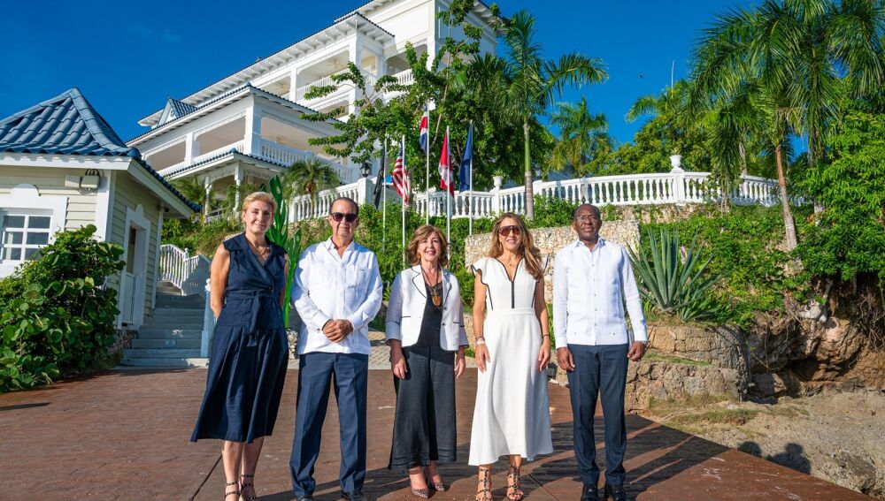 Encarna Piñero, Global CEO de Piñero, junto a autoridades gubernamentales de República Dominicana