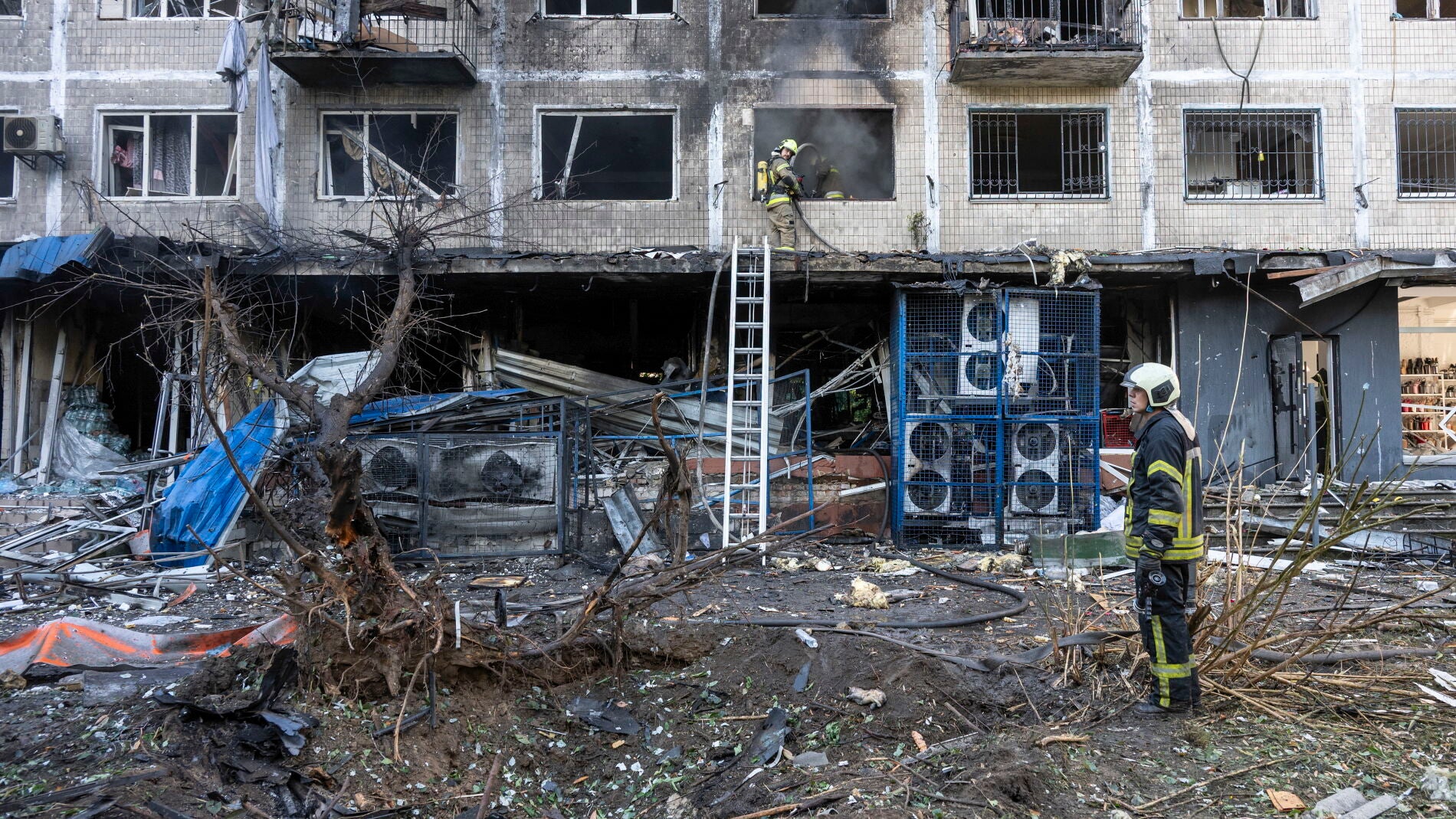 KYIV (Ukraine), 26/09/2026.- A Ukrainian rescuer works at the site of a Russian attack on a five-story residential building in Kyiv, Ukraine, 26 September 2026, amid the Russian invasion. According to the State Emergency Service (SES), at least four people were injured in the attack. (Rusia, Ucrania, Kiev) EFE/EPA/MAXYM MARUSENKO 