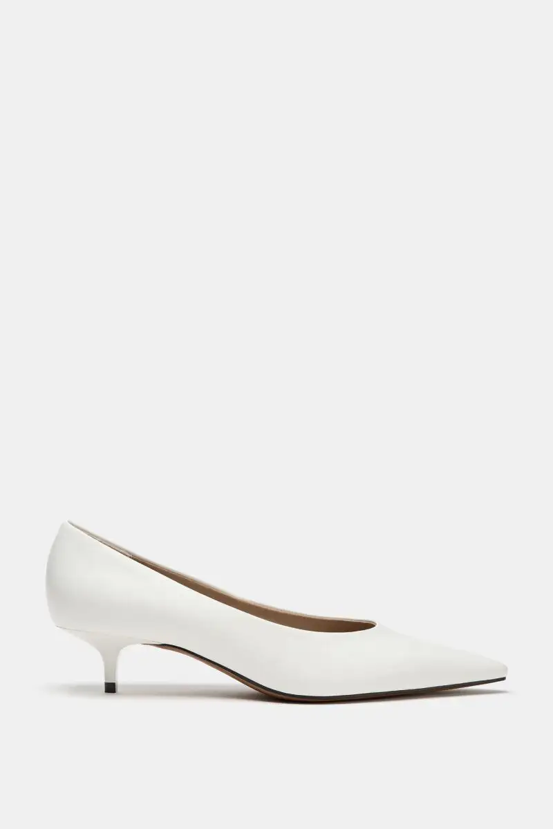 Los zapatos blancos con kitten heel que funcionan con pantalones y vestidos