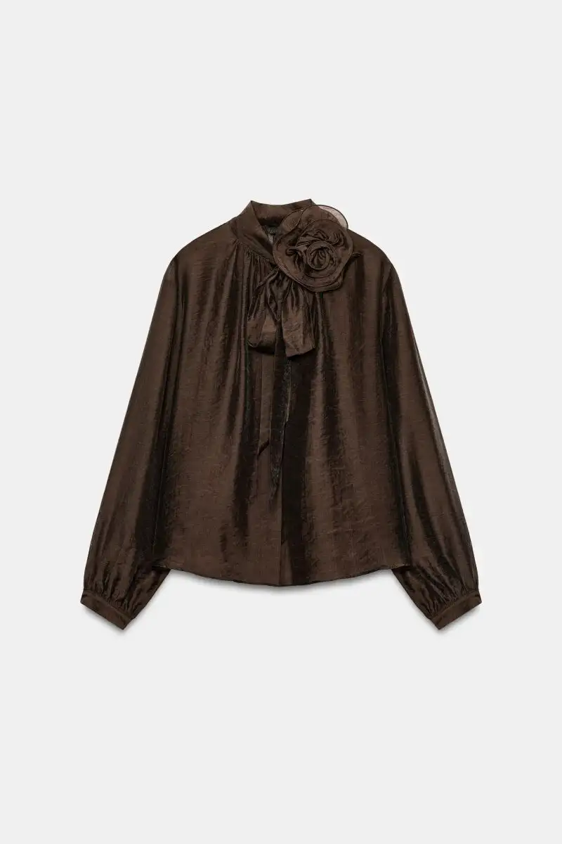 Blusa con lazo de flor.