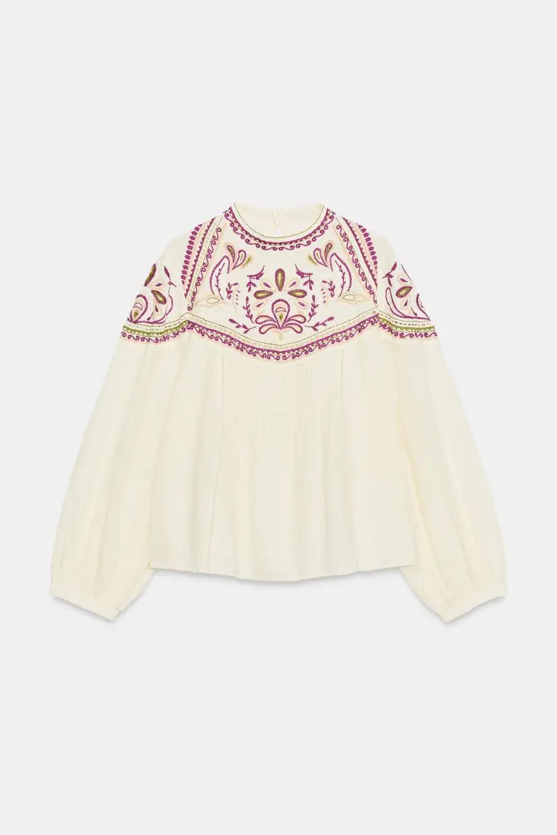 Blusa con bordados.