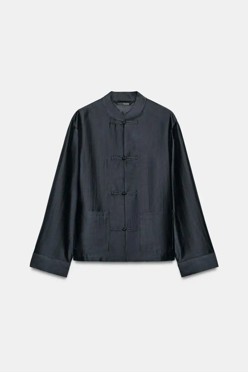 Blusa con alamares.