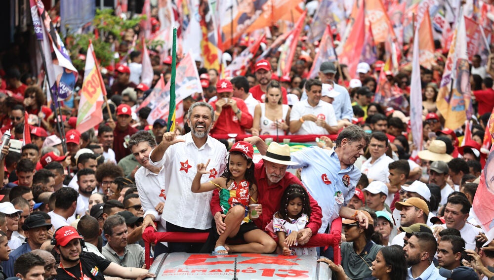 Lula da Silva saluda a seguidores en acto de campaña en Fortaleza