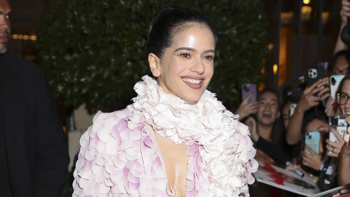 El look de Rosalía en la noche de París.