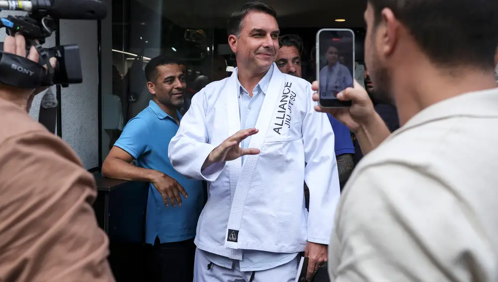 Flávio Bolsonaro impulsa su campaña durante recorrido en Sao Paulo