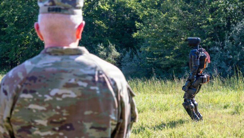Un soldado observa la evaluación de campo de Alex.