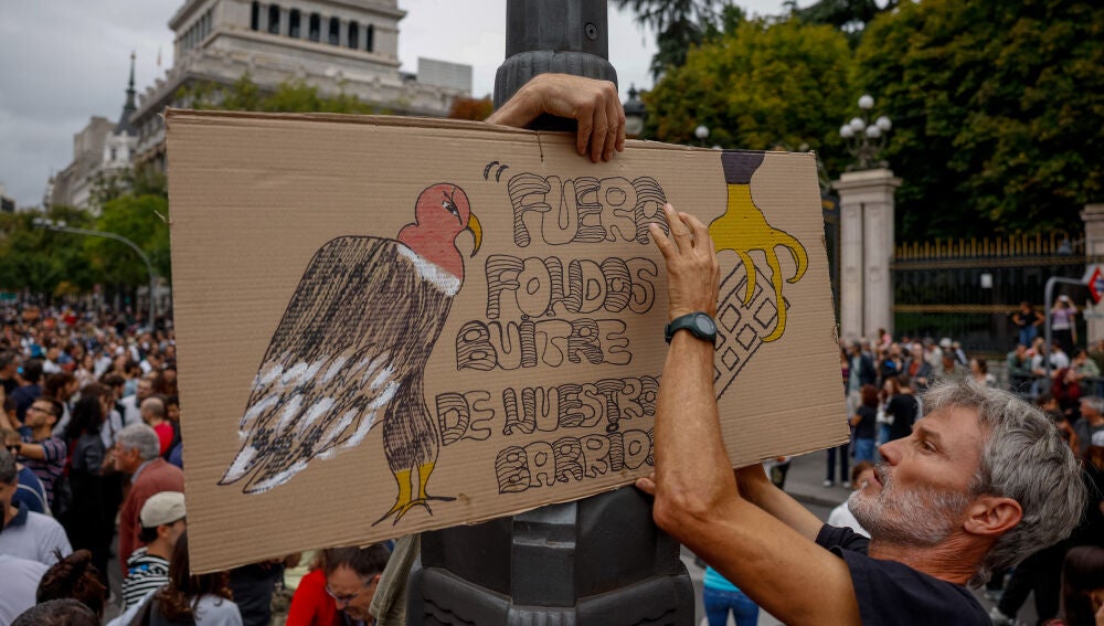 Manifestación para denunciar la caída de los decretos de la vivienda y reclamar una rebaja del 50 % en los alquileres, en Madrid