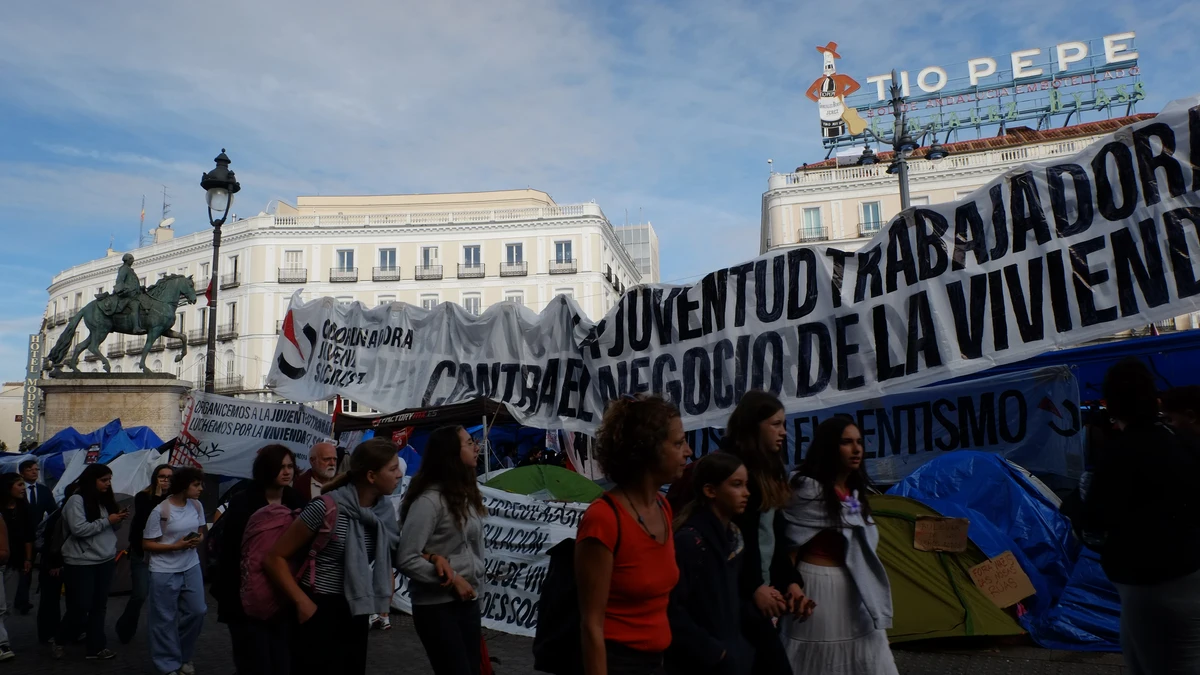Ambiente en la acampada de Sol pidiendo vivienda digna tras la declaración de Pedro Sánchez de convocar elecciones