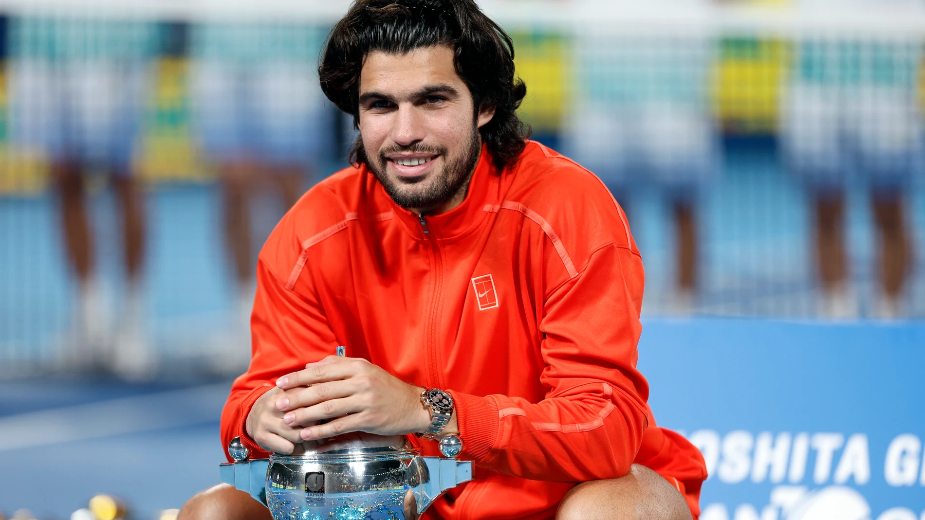 Photo: La Razón TOKYO (Japan), 06/10/2026.- Carlos Alcaraz of Spain poses with his trophy during the awarding ceremony of the Japan Open