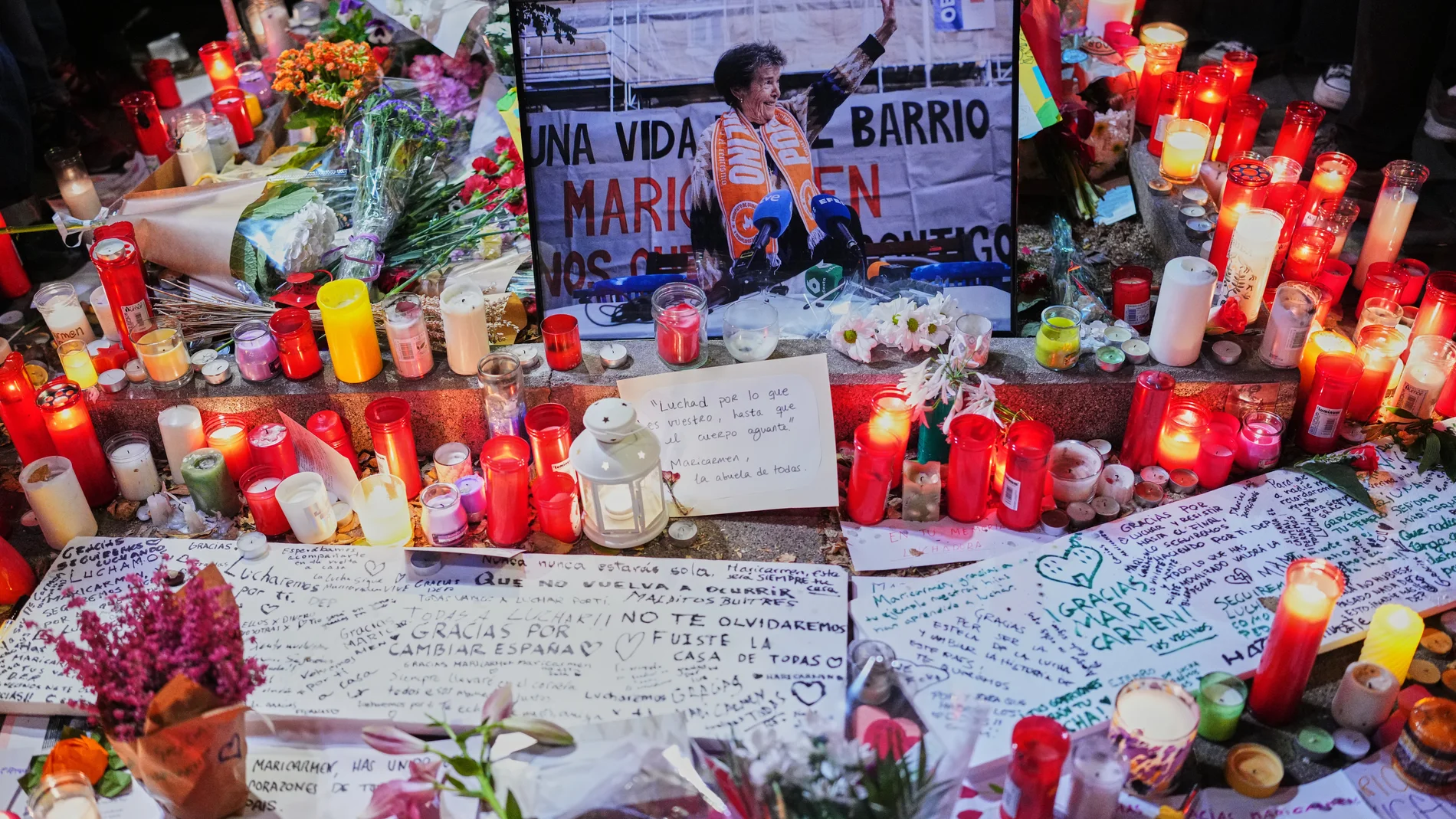 Photo: larazon.es Flowers, candles and farewell messages are placed at a memorial in Madrid, Spain, to honor the memory of Maria del Carmen
