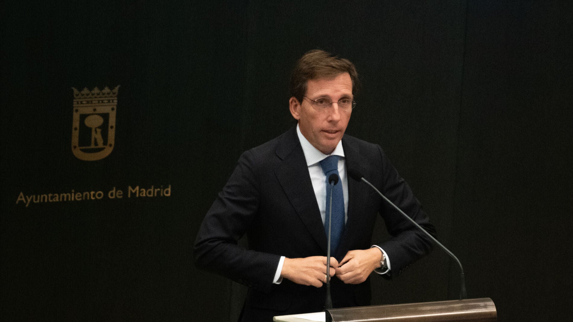 El alcalde de Madrid, José Luis Martínez-Almeida, durante un Pleno extraordinario en el Palacio de Cibeles, a 8 de octubre de 2026, en Madrid (España). El Ayuntamiento de Madrid celebra un Pleno extraordinario para dar luz verde a dos planes especiales aprobados inicialmente en Junta de Gobierno, el que permitirá implantar cualquier modalidad de hospedaje --incluidos apartahoteles, 'flex living', pensiones o casas de hospedaje-- en más de 240 parcelas de uso industrial repartidas en ocho dist...