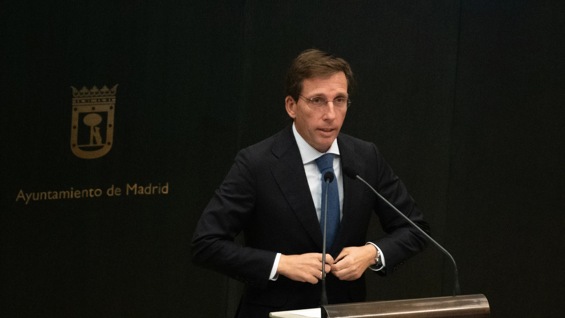 El alcalde de Madrid, José Luis Martínez-Almeida, durante un Pleno extraordinario en el Palacio de Cibeles, a 8 de octubre de 2026, en Madrid (España). El Ayuntamiento de Madrid celebra un Pleno extraordinario para dar luz verde a dos planes especiales aprobados inicialmente en Junta de Gobierno, el que permitirá implantar cualquier modalidad de hospedaje --incluidos apartahoteles, 'flex living', pensiones o casas de hospedaje-- en más de 240 parcelas de uso industrial repartidas en ocho dist...