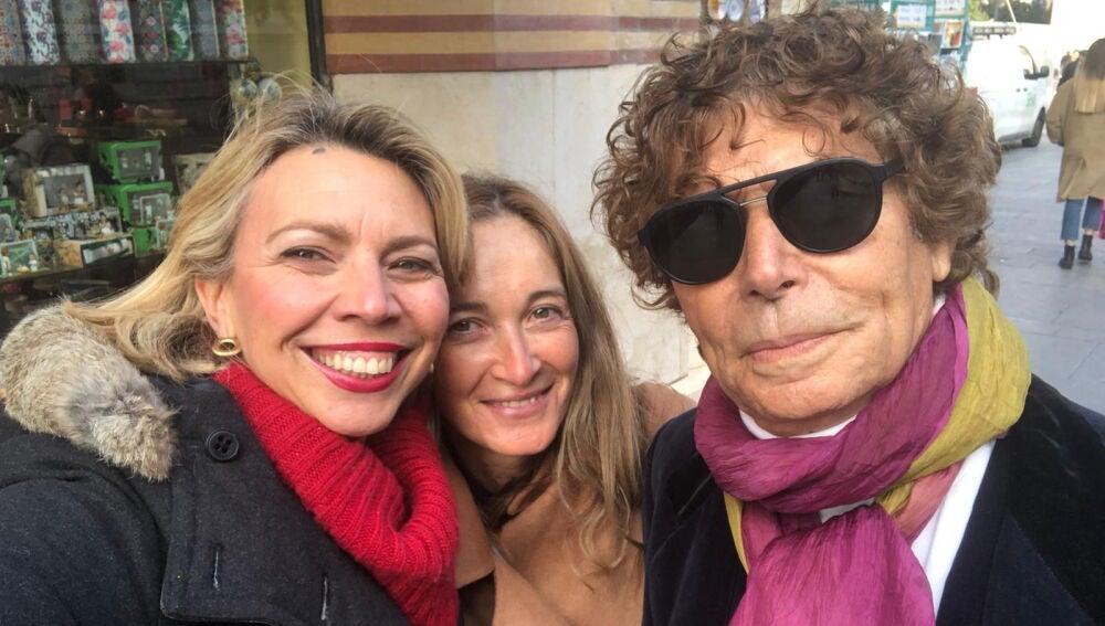 Marina Bernal con Jes&uacute;s Quintero y su mujer, Mar&iacute;a
