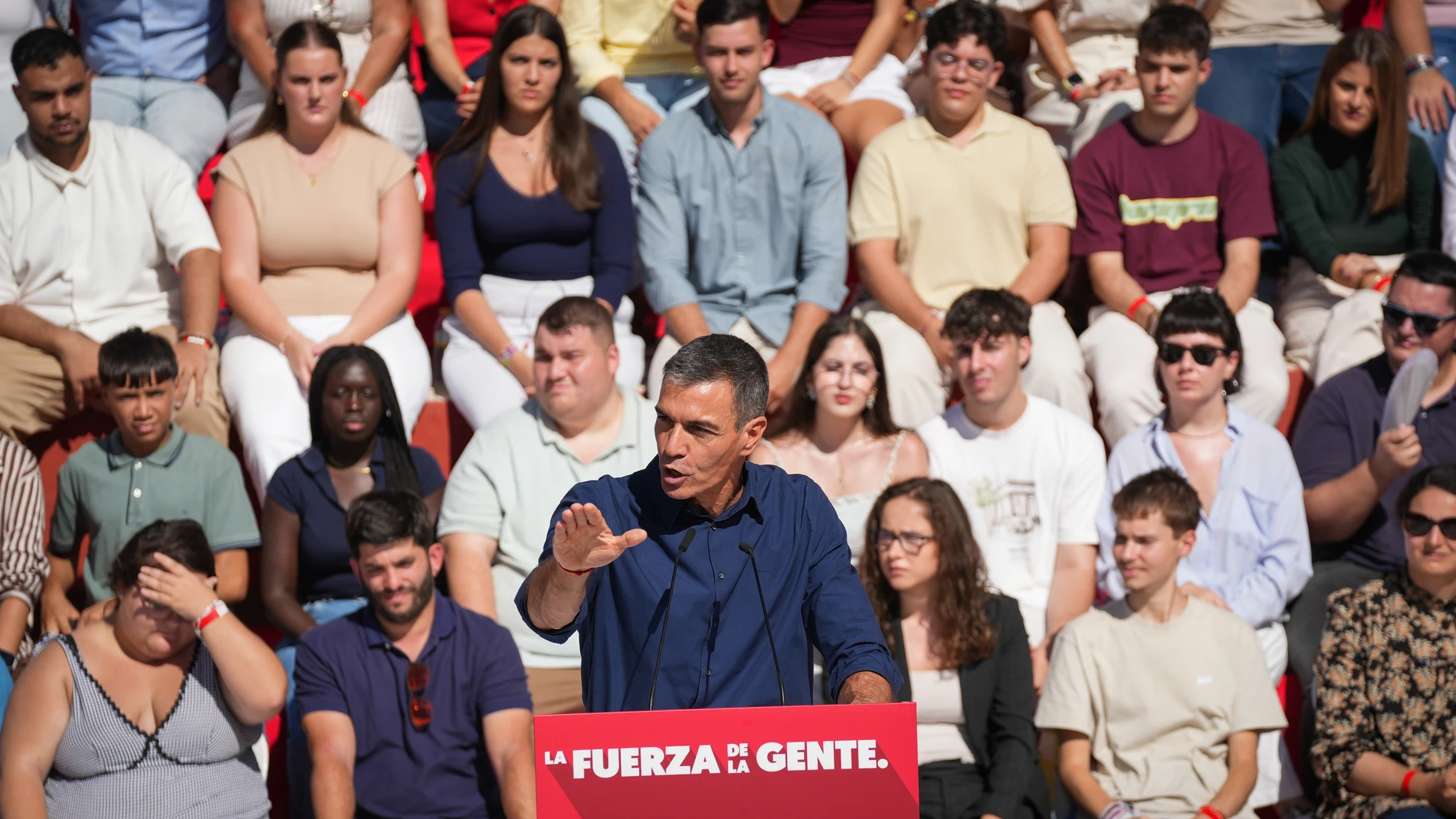 Imagen del secretario general del PSOE y presidente del Gobierno, Pedro Sánchez, en el primer acto de precampaña de las elecciones del 29N. A 10 de octubre de 2026 en Dos Hermanas (Sevilla, Andalucía, España). El acto ha contado también con la presencia de la secretaria general del PSOE-A, María Jesús Montero, y del alcalde de Dos Hermanas y secretario de Organización del PSOE-A, Francisco Rodríguez 10 OCTUBRE 2026 María José López / Europa Press 10/10/2026