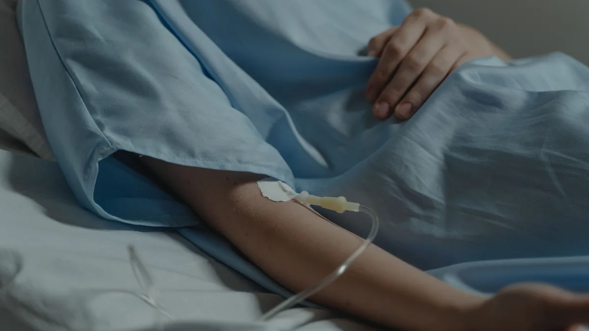 Imagen de archivo de un paciente en una cama de hospital