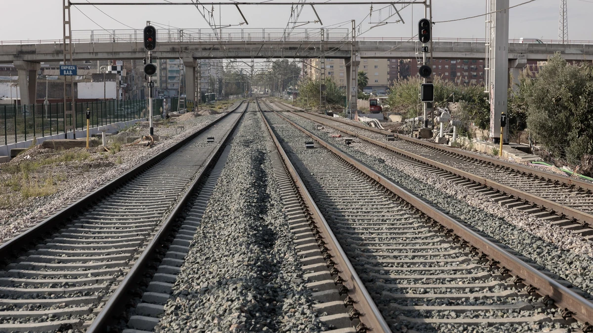 Sedaví Valencia), 29/10/2025.- Estado de las vías del tren de Sedaví, un año después de la dana del 29 de octubre de 2024. EFE/Biel Aliño
