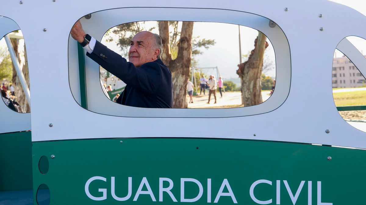 El alcalde de Algeciras, José Ignacio Landaluce, inaugurando un parque infantil
