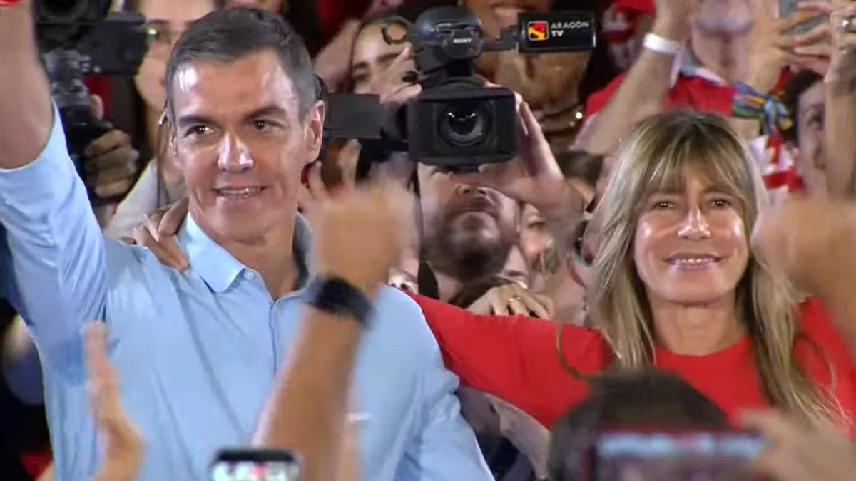 AMP.- Sánchez llega junto a Begoña Gómez al mitin de Fuenlabrada: "Que lo escuchen alto y claro, te quiero"