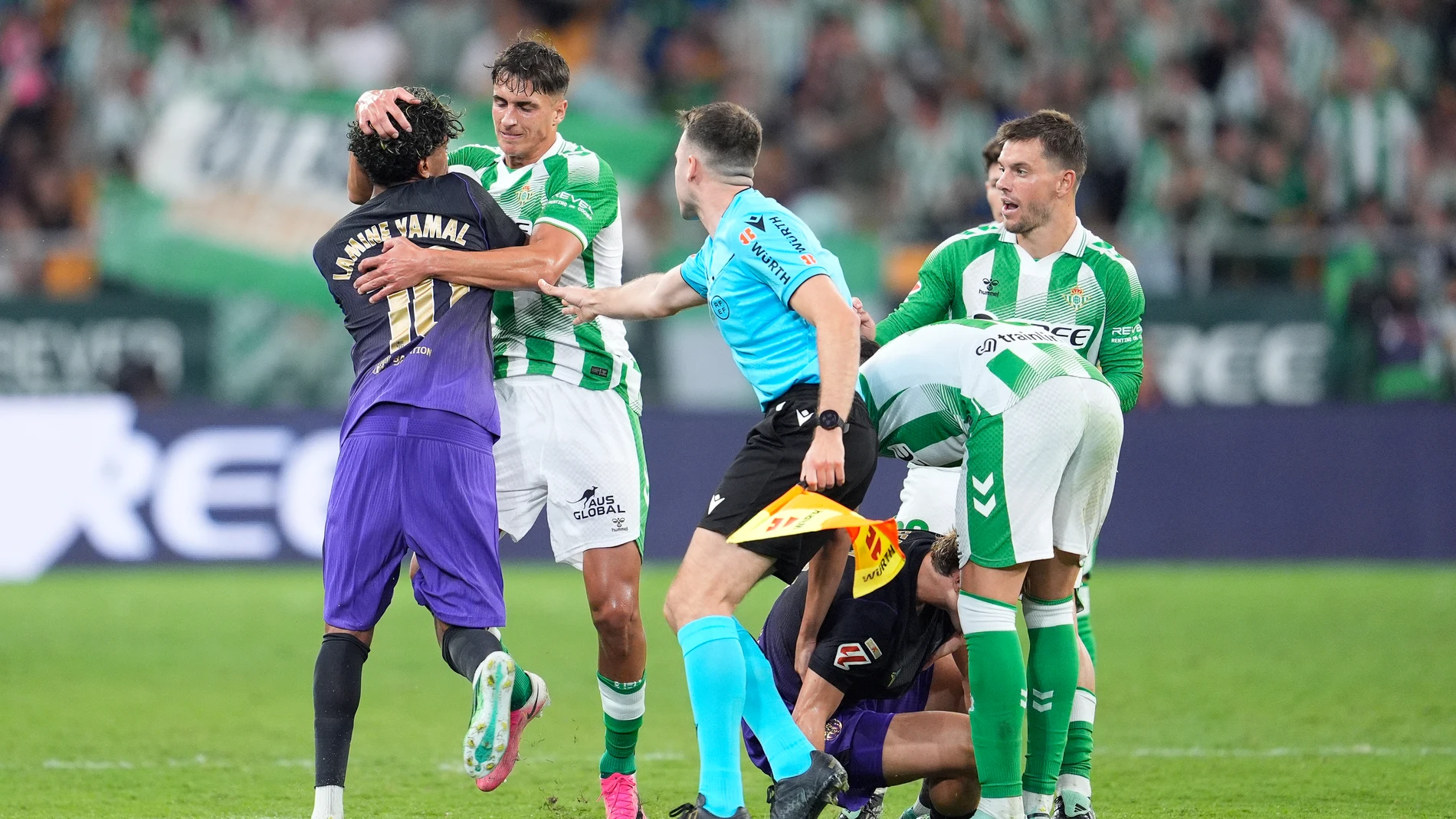 El Barça vence al Betis en un partidazo con polémica (2-5)