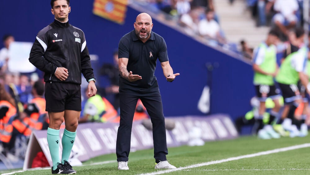 Manolo Gonzalez, head coach of RCD Espanyol, gestures during the Spanish league, LaLiga EA Sports, football match played between RCD Espanyol and Atletico de Madrid at RCDE Stadium on October 17, 2026 in Cornella, Spain. AFP7 17/10/2026 ONLY FOR USE IN SPAIN