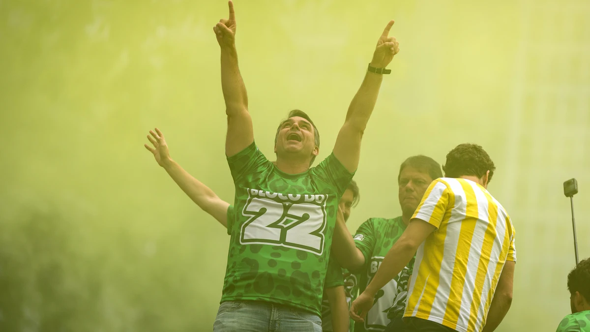 Flávio Bolsonaro reúne a simpatizantes en la avenida Paulista
