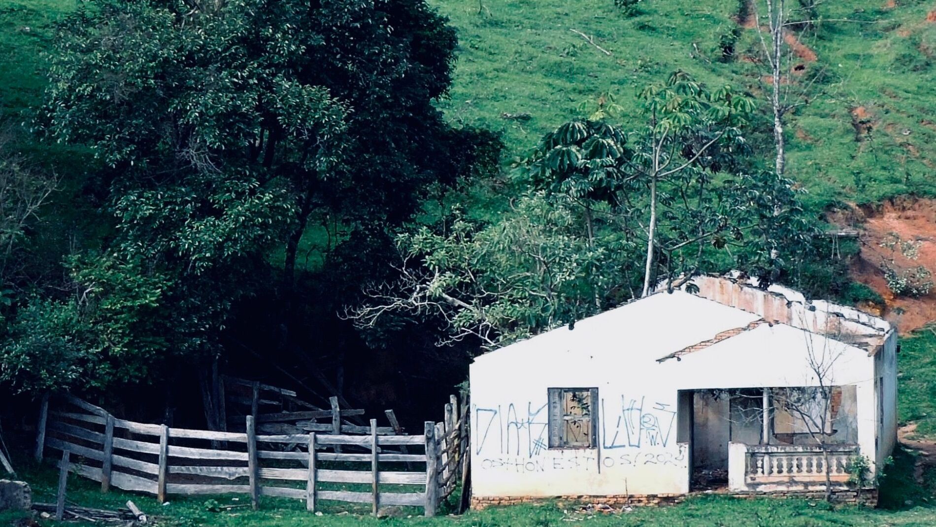Enamoró de Japón en su primer viaje, compró una casa abandonada en la montaña por 10.000 euros y la está reformando con sus propias manos