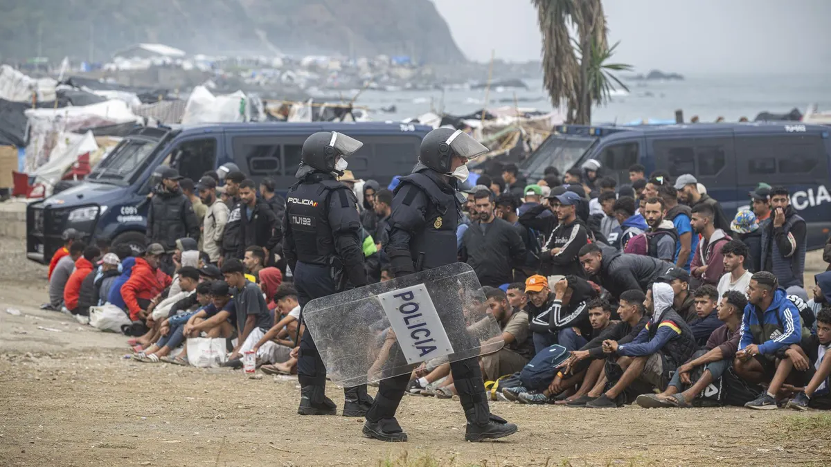 Sucesos.- Dos detenidos y 100 migrantes localizados en una operación de la Policía contra los pisos patera en Ceuta