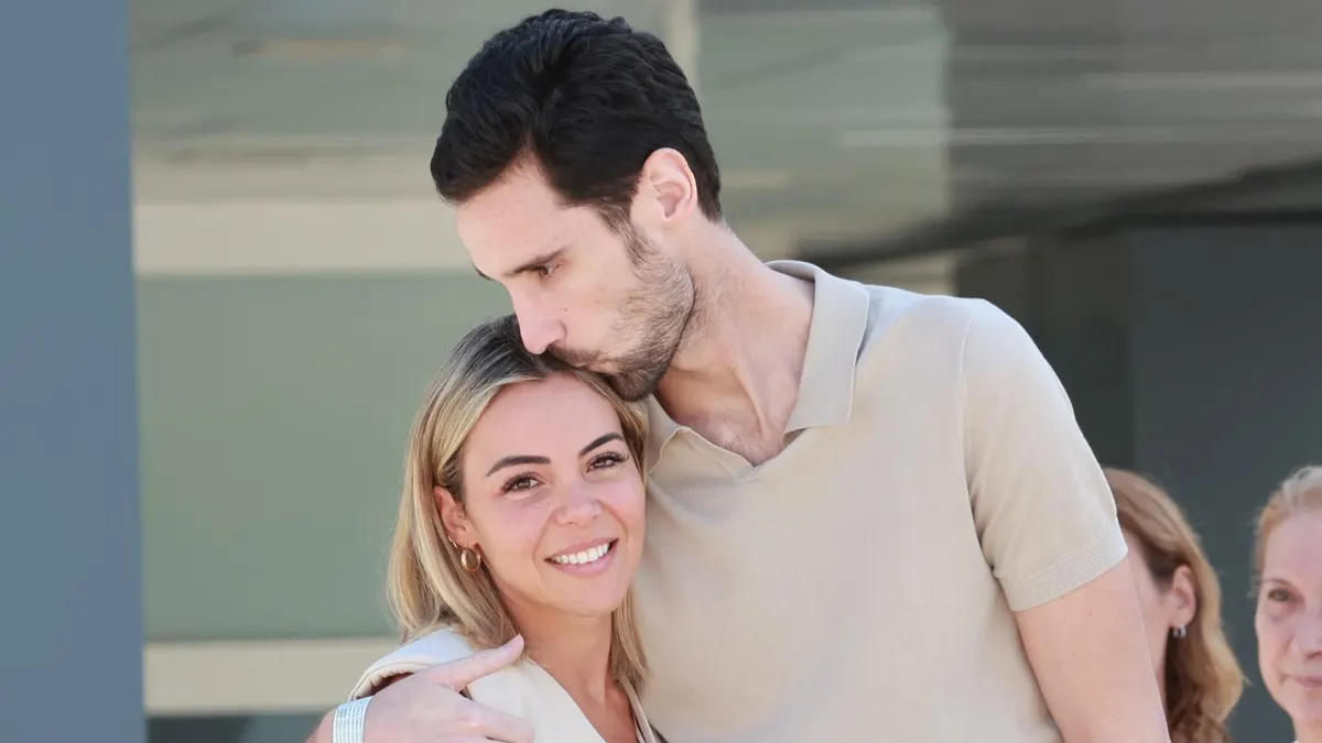 Sergio Rico y su pareja