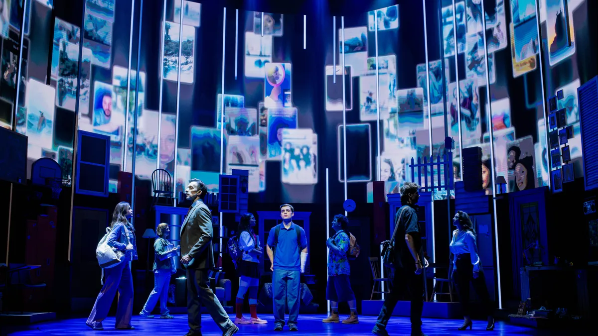 Guillermo Martín, en el centro, protagoniza 'Querido Evan Hansen' a los 21 años