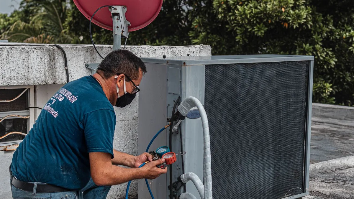 tecnico-comprueba-unidad-exterior-aire-acondicionado