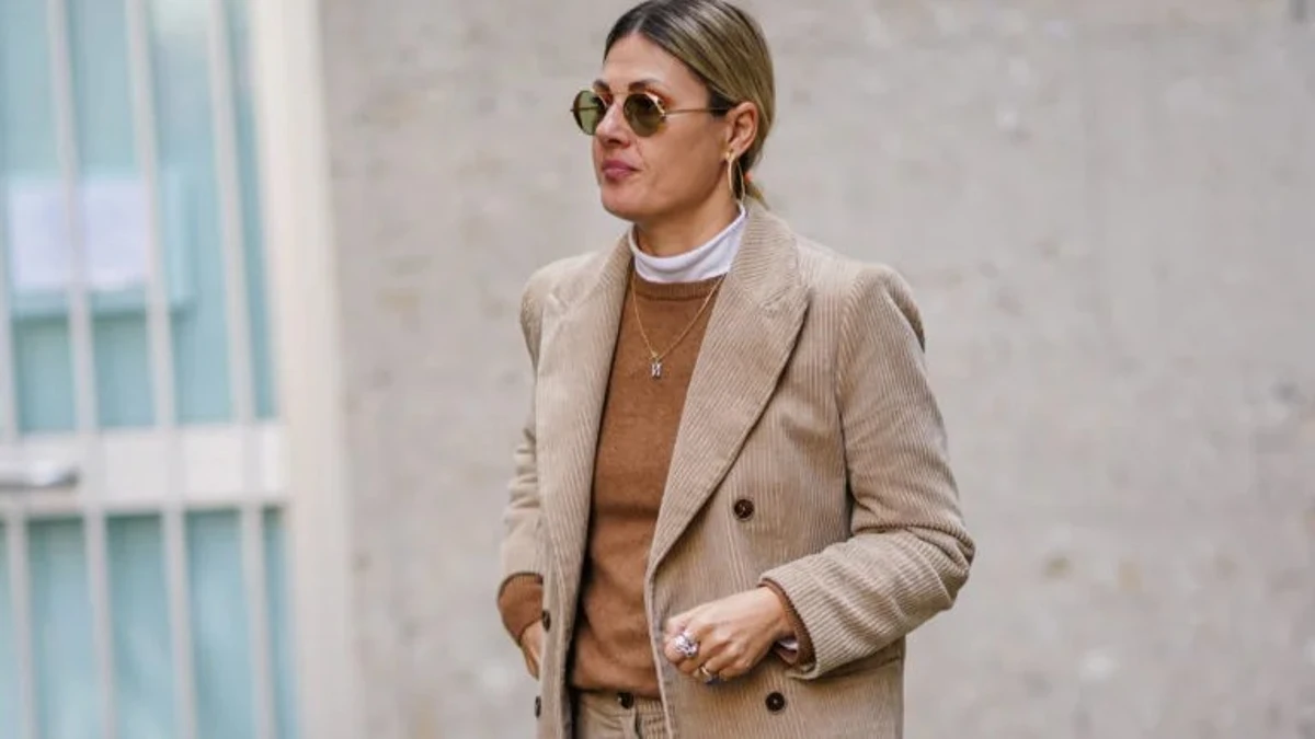 mujer-americana-pantapones-pana-beige