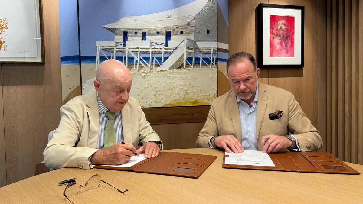 Los presidentes de ambas entidades durante la firma del convenio