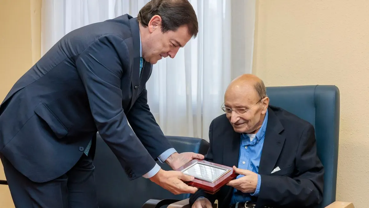 Fernández Mañueco hace entrega a Alfonso Lago de la placa conmemorativa