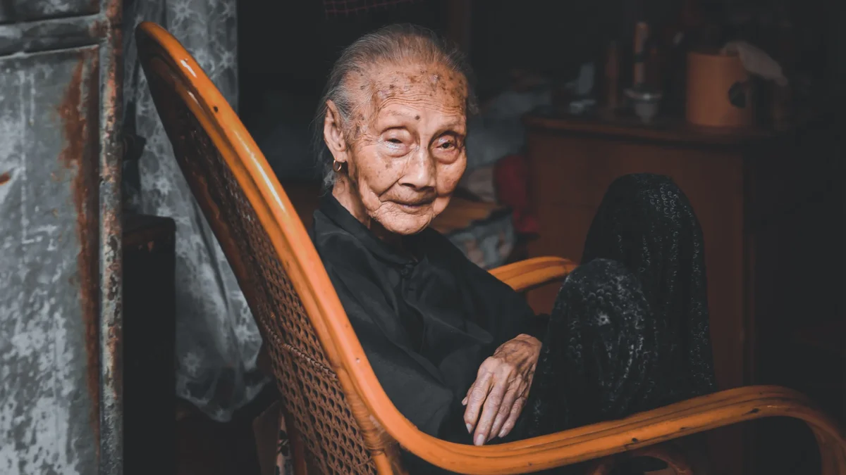 Una mujer de 101 años cuenta cómo es su rutina diaria y deja perplejo al alcalde de su pueblo: "Hago algo útil; de lo contrario, me aburro si no hago nada"