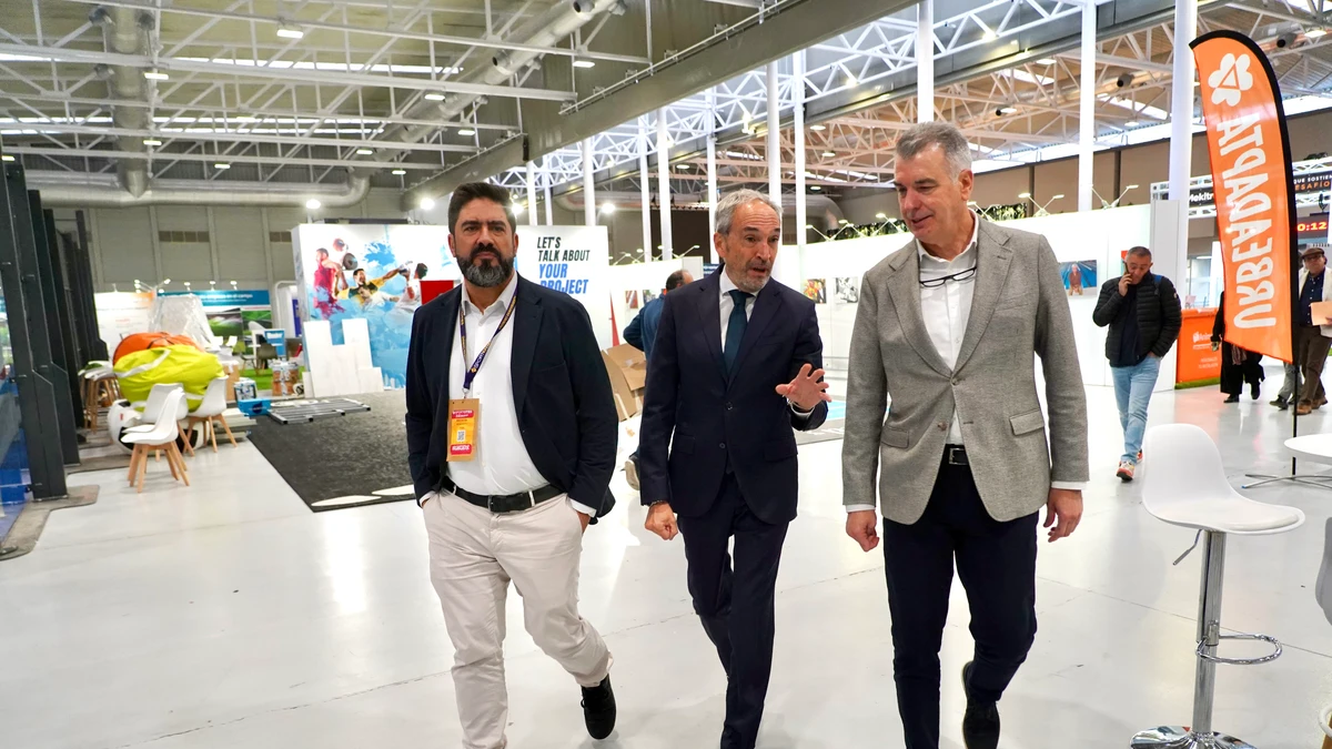 Díaz Pico conversa con Alberto Alonso a su llegada a la Feria de Valladolid
