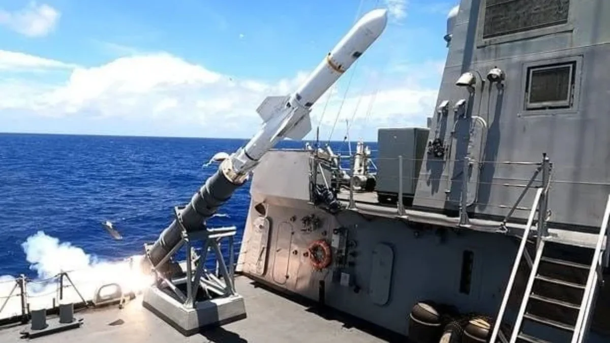 La fragata Álvaro de Bazán, con base en Ferrol, lanza un misil antibuque Harpoon