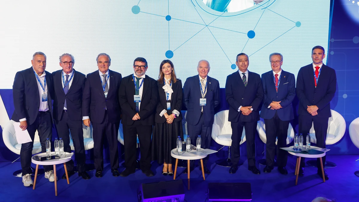 Representantes de las ocho profesiones médicas durante el primer congreso ConectAMA