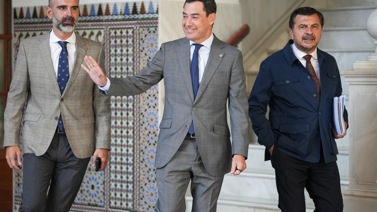 El presidente de la Junta de Andalucía, Juanma Moreno (c), a su llegada a la sesión de control al Gobierno en el Parlamento andaluz