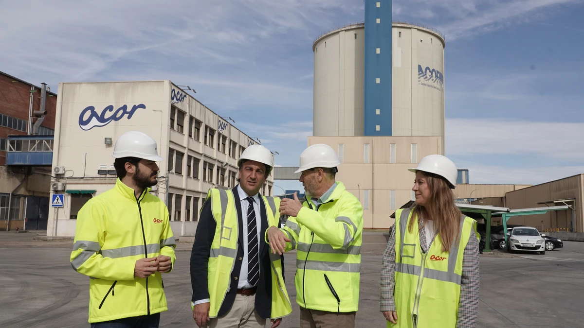 El consejero Joaquín Antonio Pino conversa con Jesús Posadas durante su visita a la fábrica de ACOR en Olmedo (Valladolid) en compañía de la delegada de la Junta, Raquel Alonso, y del directore de la fábrica Francisco Javier Muñoz Sánchez