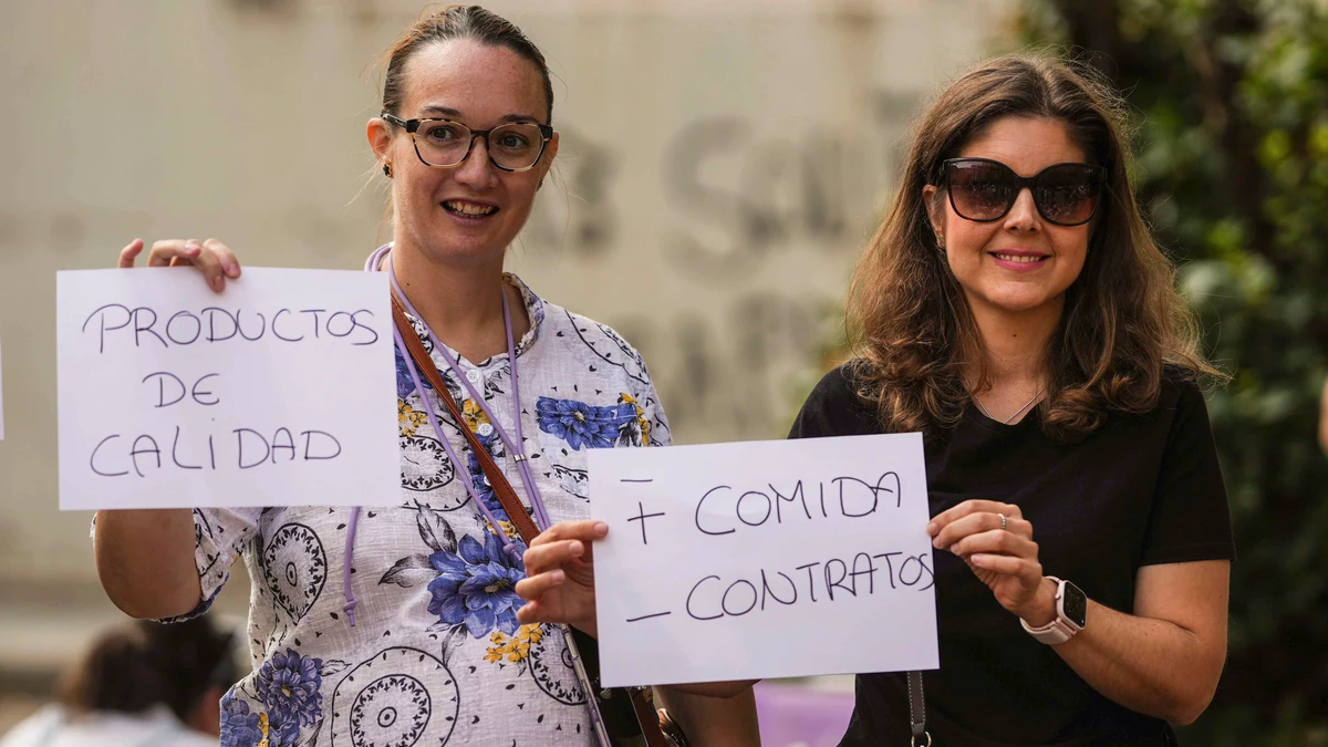 Padres y madres de distintos colegios de Córdoba y Málaga han almorzado este viernes con sus hijos en la puerta de los centros escolares