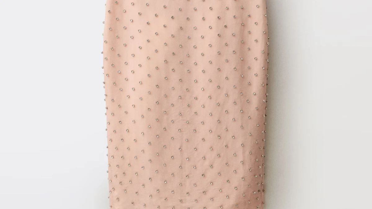 Falda con detalle de 'strass'.