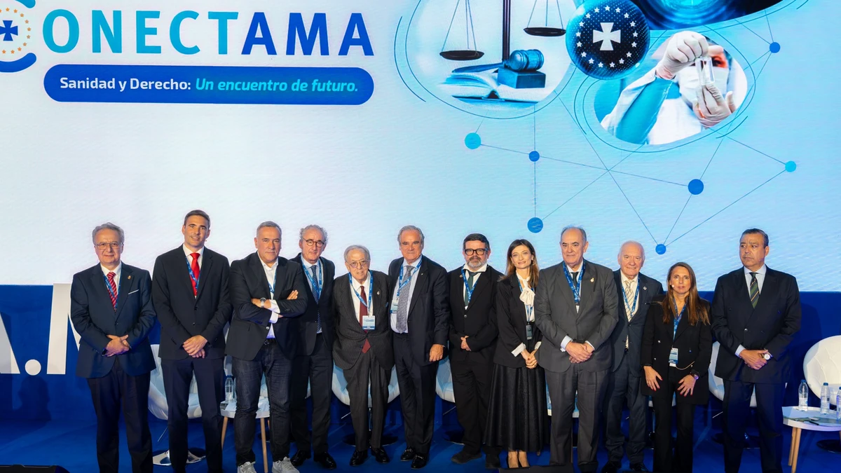 Puedes poner: Foto de familia de las profesiones sanitarias junto a Diego Murillo, Ángel Campo y Raquel Murillo durante el primer congreso ConectAMA
