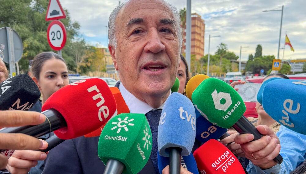 ALGECIRAS (C&Aacute;DIZ), 23/10/2026.- El alcalde de Algeciras, Jos&eacute; Ignacio Landaluce, acompa&ntilde;ado de su mujer e hija, a su llegada al juzgado de Violencia sobre la Mujer para declarar como investigado por una supuesta agresi&oacute;n sexual tras la denuncia de una militante del PP, una declaraci&oacute;n que se producir&aacute; dos d&iacute;as antes de su anunciada dimisi&oacute;n el domingo.-EFE/ David Arjona 