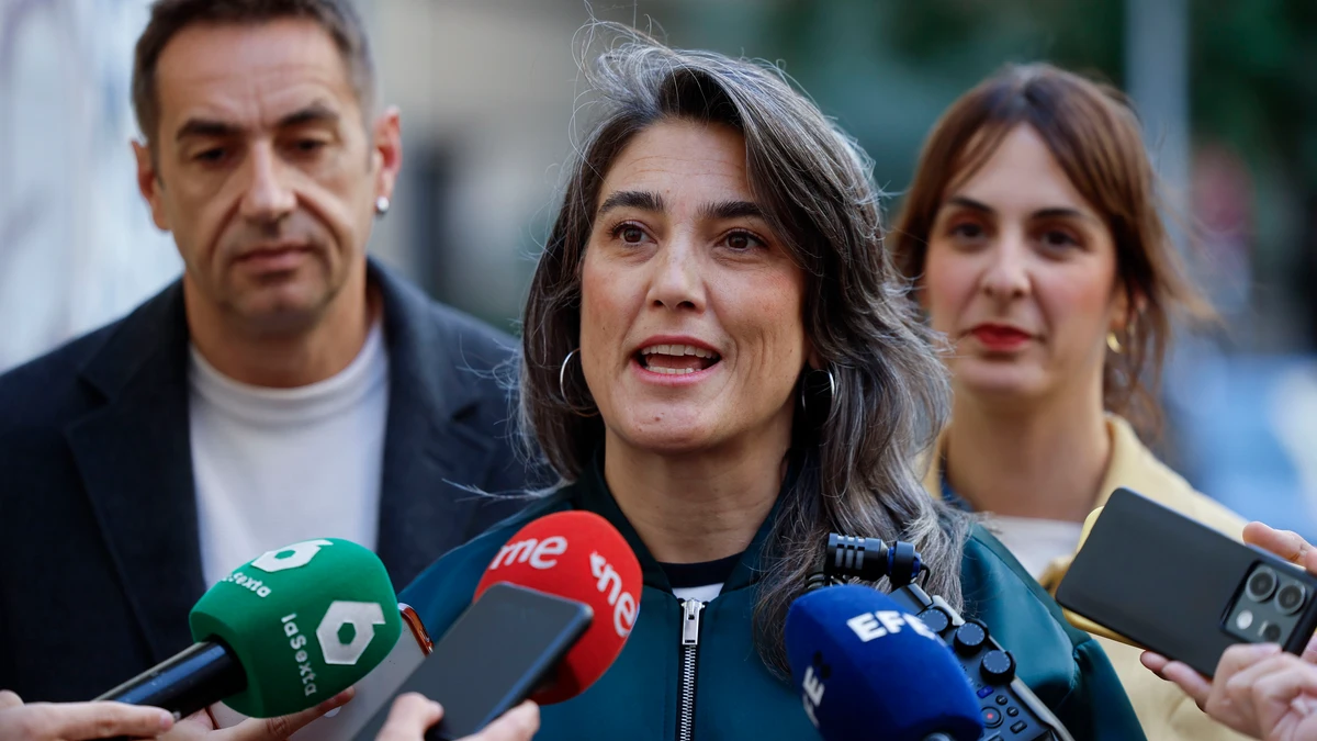 Emilio Delgado, Rita Maestre, y Manuela Bergerot, hacen declaraciones a los medios sobre la problemática de los alquileres de temporada en Madrid
