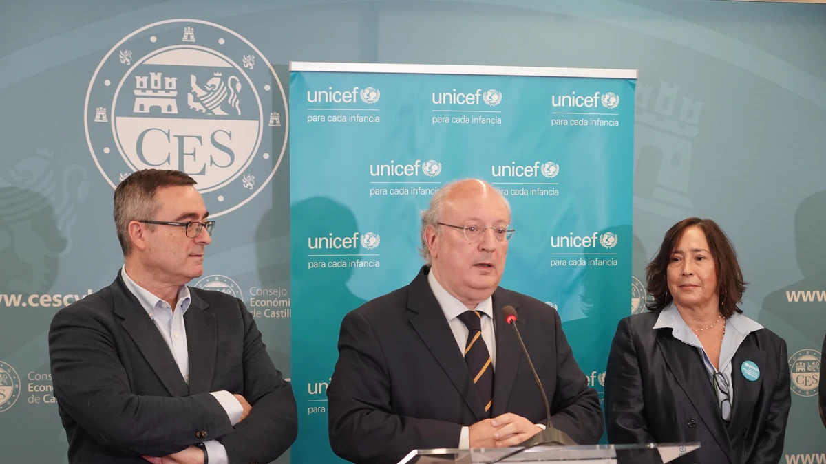 El presidente del CES, Enrique Cabero Morán; la presidenta de Unicef Castilla y León, Eugenia García Rincón; el director del Observatorio Nacional de Tecnología y Sociedad en Red.es, Juan Miguel Márquez Fernández , presentan el informe 'Infancia, Adolescencia y Bienestar Digital'