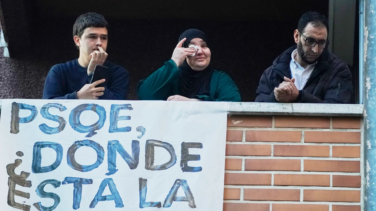 La Ertzaintza carga contra la concentrados para impedir un desahucio en Vitoria