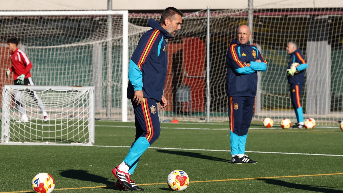 Hernán Pérez, en primer plano, y David Gordo, al fondo, se ocupan de la selección sub'15