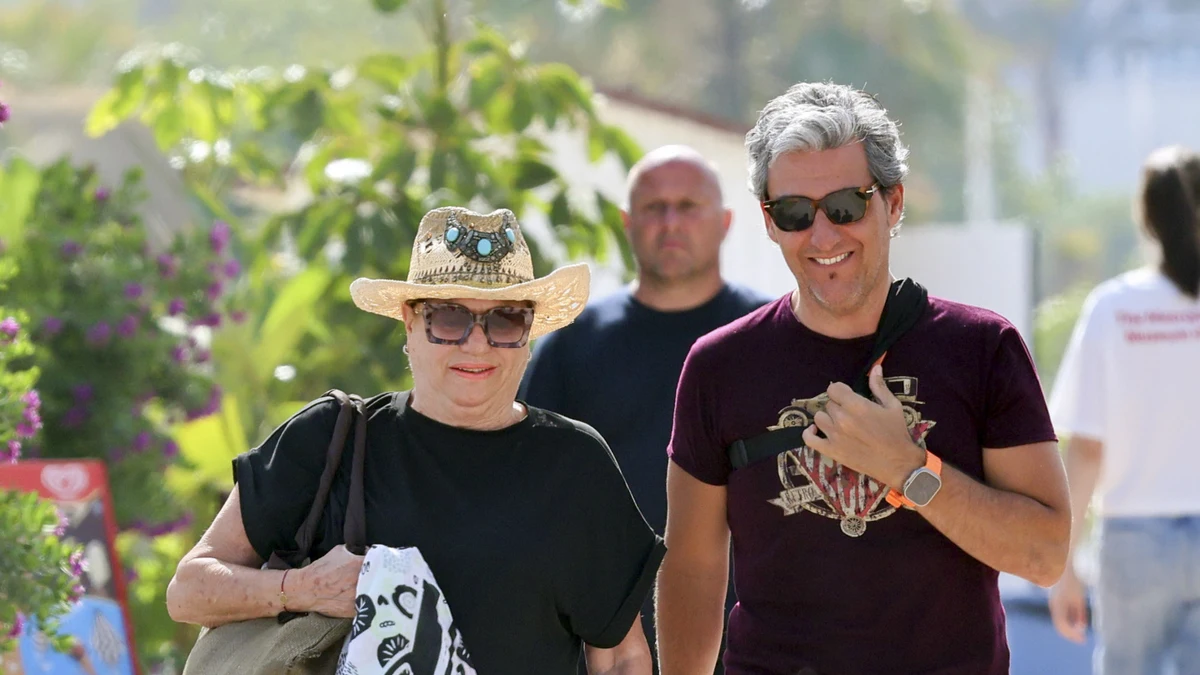 Mayte Zaldívar y Fernando Marcos paseando por Marbella
