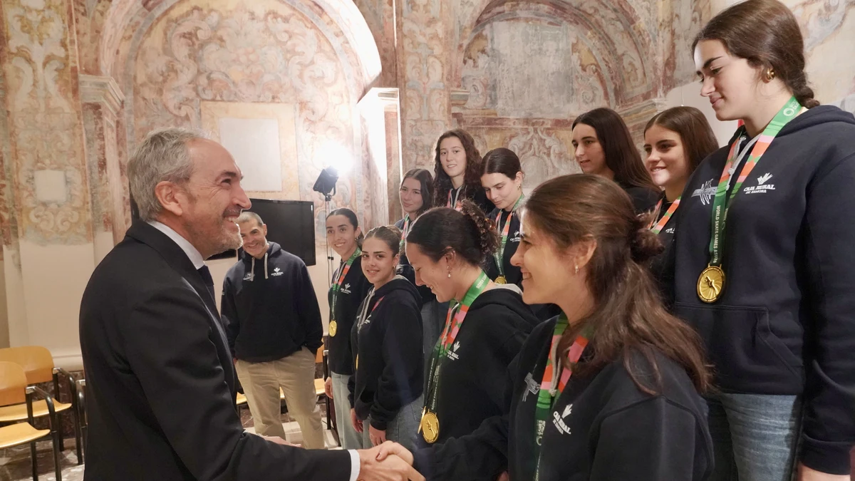 El consejero Alberto Díaz Pico saluda a las jugadores del CPLV Caja Rural ‘Las Panteras’ tras proclamarse campeonas del mundo con las selecciones españolas sénior y júnior